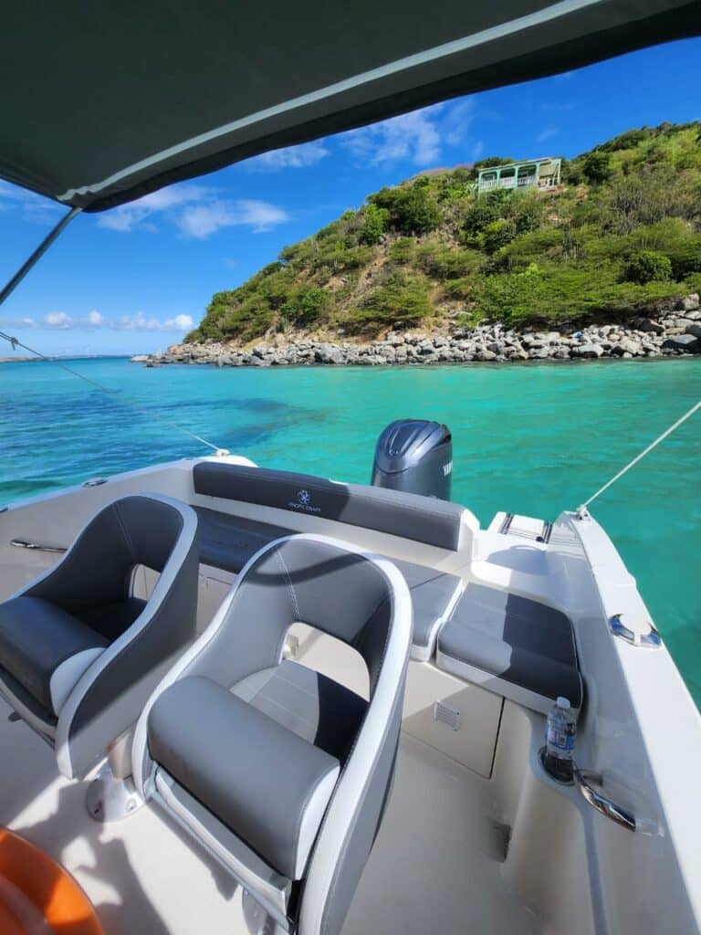 Seats and motors Pacific Craft 21 ft in Saint Martin